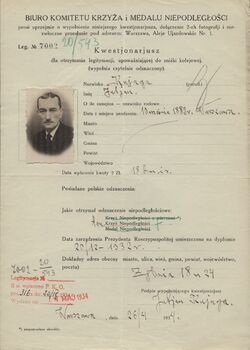Kwestionariusz wypełniony przez Juliana Kujagę 26 kwietnia 1934 r. Dołączone zostały do niego dwa zdjęcia. Jedno naklejono na kwestionariuszu, drugie zostało wklejone do legitymacji upoważniającej odznaczonego do zniżki kolejowej. Dokument przesłało odznaczonemu Biuro Komitetu Krzyża i Medalu Niepodległości.