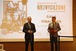 Na zdjęciu: Robert Andrzejczyk dyrektor Muzeum JP w Sulejówku i Adam Hlebowicz dyrektor BEN IPN. Fot. P. Życieński (IPN)