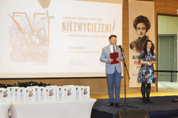 Na zdjęciu: Adam Hlebowicz dyrektor Biura Edukacji Narodowej IPN i Marta Gosk koordynatorka konkursu (BEN ). Fot. P. Życieński (IPN)